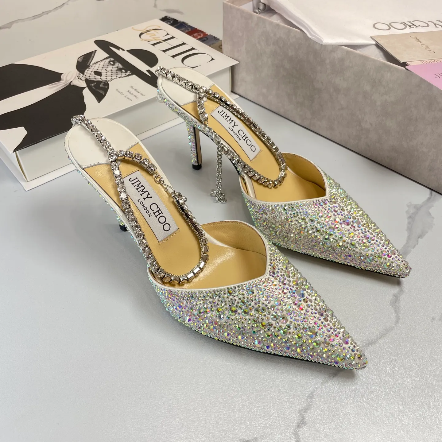💕💕Factory direct selling price p680💕💕Jimmy Choo/Jimmy Choo classic diamond chain pointed toe crystal high-heeled sandals. Excellent crystal shoes, so beautiful that you can't take your eyes away. The shoe shape is very delicate and not too narrow and long. The internal space is enough to allow your toes to relax enough. The rhinestones outline a charming arc on the instep. It is simply beautiful. It has a 360-degree surrounding fairy atmosphere. Gorgeous without being exaggerated! ! The fabric is made of imported silk, with imported sheepskin lining. Customized A-grade Italian genuine leather sole. Heel height: 6.5 or 8.5. Size: 35-40 (41, 42, 43 customized, non-refundable)